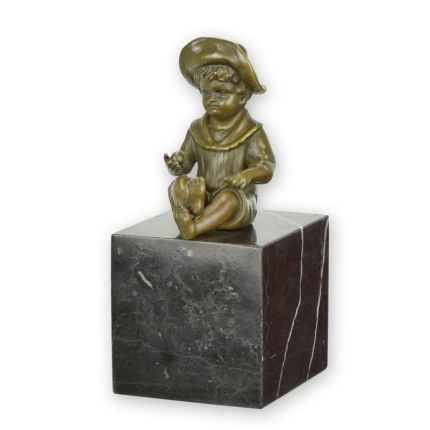 Bronzefigur sitzender kleiner Junge, A BRONZE SCULPTURE OF A LITTLE BOY SITTING