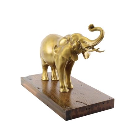 Bronzetierfigur Elefant auf Holzsockel, A BRONZE SCULPTURE OF AN ELEPHANT MOUNTED ON A WOODEN PLANK