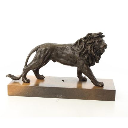 Bronzetierfigur Löwe auf Holzsockel, A BRONZE SCULPTURE OF A LION MOUNTED ON A WOODEN PLANK