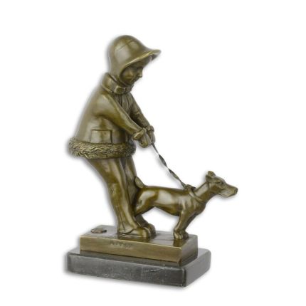 Bronzefigur Mädchen mit Hund, A BRONZE SCULPTURE OF A YOUNG GIRL WALKING HER DOG