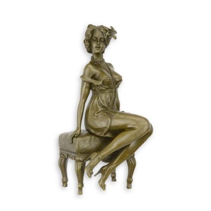 Erotische Bronzefigur - entblößte Dame auf Hocker - Höhe 24,5 cm