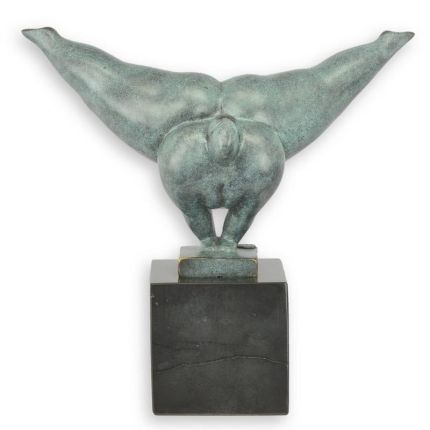 Moderne Bronzefigur Turnerin, grüne Oberfläche, A MODERNIST BRONZE SCULPTURE OF A GYMNAST- GREEN FINISH