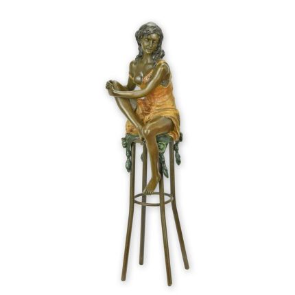 Bronzefigur Frau auf einem Barhocker, A BRONZE SCULPTURE OF A LADY ON BARCHAIR