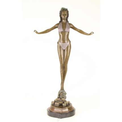 Bronzefigur Frau, Frauenfigur im Bikini, A BRONZE SCULPTURE OF A WOMAN IN BIKINI