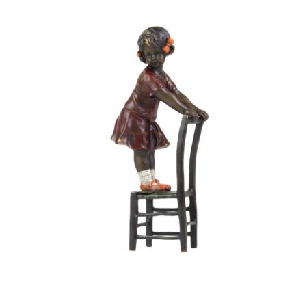 Bronzefigur kleines Mädchen, A BRONZE SCULPTURE OF A GIRL ON STOOL