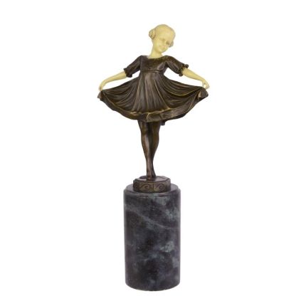 Polyresinfigur kleines Mädchen namens Lilli, mit Bronzeanteilen, A RESIN MOUNTED BRONZE SCULPTURE CALLED LILLI