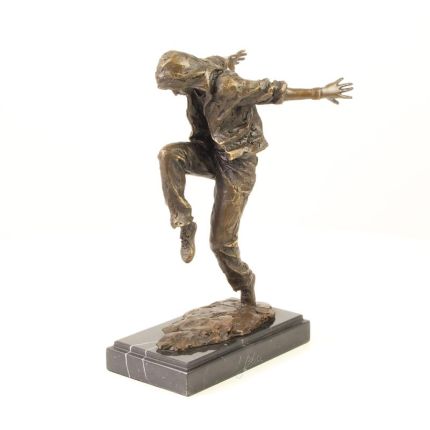 Bronzefigur Straßentänzer, A BRONZE SCULPTURE OF A HOODED STREETDANCER