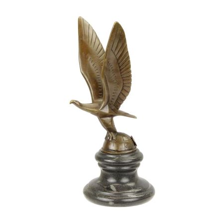 Bronzefigur Adler auf Globus als Auto-Maskottchen, A BRONZE CAR MOSCOTTE OF AN EAGLE ON GLOBE