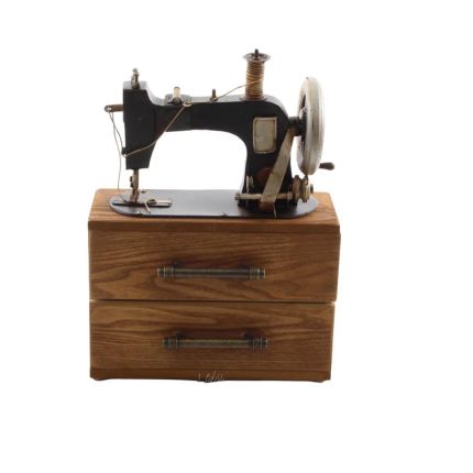 Blechmodel Miniatur-Nähmaschine mit Aufbewahrungskiste, A TIN MODEL OF A SEWING MACHINE STORAGE BOX