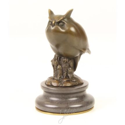 Bronzetierfigur Eule auf Messingsockel, A BRONZE SCULPTURE OF AN OWL (BRASS PLATE UNDERNEATH BASE)