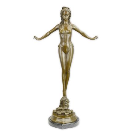 Bronzefigur Frau im Bikini, A BRONZE SCULPTURE OF A WOMAN IN BIKINI