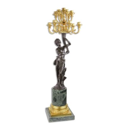 13-flammiger figürlicher Kerzenhalter mit Marmorsockel, A THIRTEEN-LIGHT BRONZE FIGURAL CANDELABRUM ON MARBLE BASE