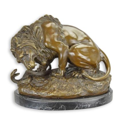 Bronzefigur Löwe mit Schlange, A BRONZE SCULPTURE OF A LION AND SERPENT