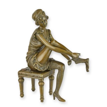 Bronzefigur Frau, Frauenfigur, A BRONZE SCULPTURE OF A WOMAN PUTTING ON PANTIES