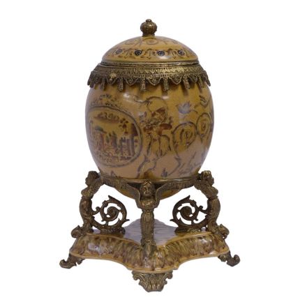 Porzellan-Ei mit Bronzeanteilen, Behälter in Ei-Form, A BRONZE MOUNTED PORCELAIN EGG SHAPED BOX