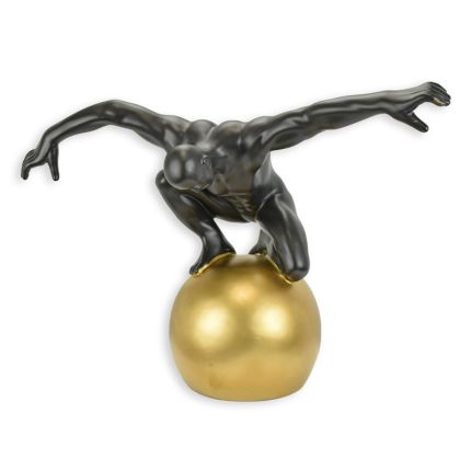 Keramikfigur männlicher Akt auf einem Ball, A CERAMIC FIGURINE OF A MALE NUDE ON BALL