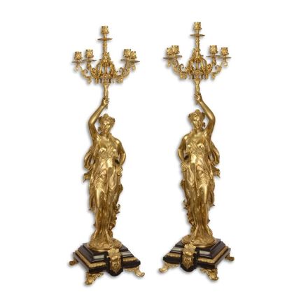 2er-Set sechsflammige Bronze-Kerzenhalter, vergoldet, A PAIR OF SIX LIGHT GILT BRONZE CANDELABRA