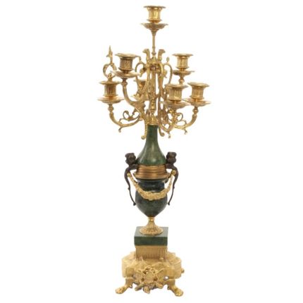 7-flammiger vergoldeter Kerzenhalter aus Bronze mit Porzellananteilen, A PAIR OF MARBLE MOUNTED SEVEN LIGHT GILT BRONZE CANDELABRA