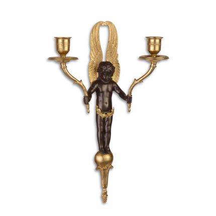 Zweiflammiger Wandkerzenhalter, vergoldet, A TWO LIGHT GILT BRONZE WALL APPLIQUE