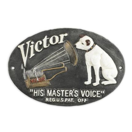 Wandschild aus Gusseisen, A CAST IRON "HIS MASTERS VOICE" PLAQUE