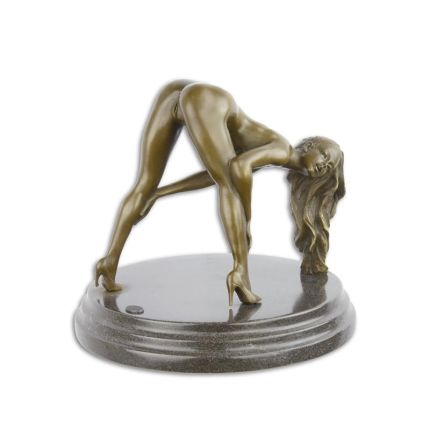 Erotische weibliche Bronzefigur, AN EROTIC BRONZE SCULPTURE OF A FEMALE NUDE BENDING OVER