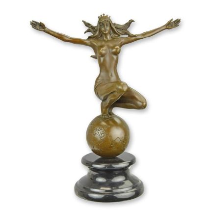 Bronzefigur nackte Frau auf Weltkugel, A BRONZE SCULPTURE OF A WOMAN ON TOP OF THE WORLD