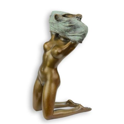 Erotische Bronzefigur sich entkleidende Frau, AN EROTIC BRONZE SCULPTURE OF AN UNDRESSING FEMALE