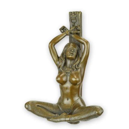 Erotische weibliche Bronzefigur, AN EROTIC BRONZE SCULPTURE OF A HANDCUFFED FEMALE NUDE