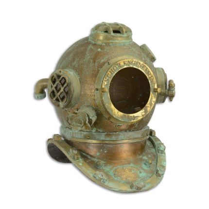 Taucherhelm, Messing und Kupfer, korrodiertes Aussehen, A BRASS AND COPPER DIVING HELMET - CORRODED FINISH