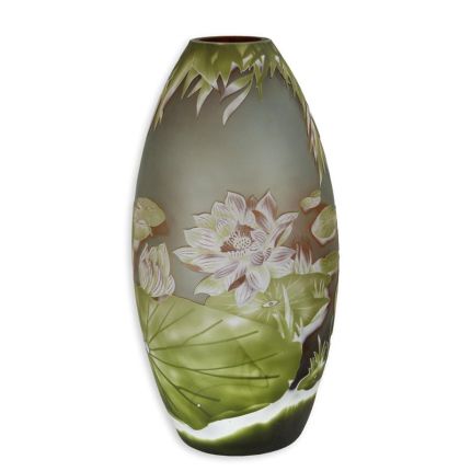 Kameoglas-Vase "Lilienteich", A CAMEO GLASS VASE 'LILLY POND'