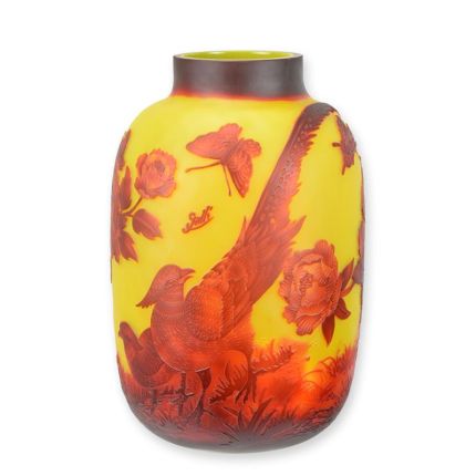 Cameoglas-Vase mit Fasanendekor, A CAMEO GLASS VASE 'PHEASANT'