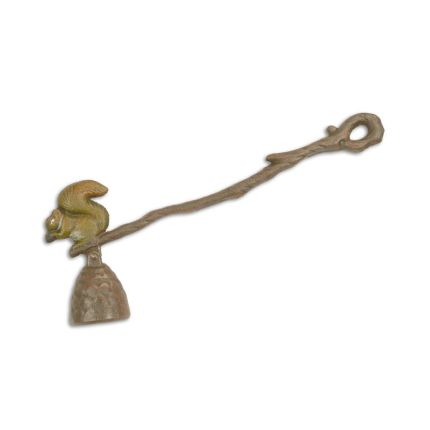 Paar Kerzenlöscher mit Eichhörnchenfigur aus Gusseisen, A PAIR OF CAST IRON CANDLE SNUFFERS