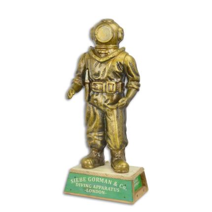 Gusseisenfigur Taucher auf Holz-Sockel, A CAST IRON FIGURINE OF A DIVER ON WOODEN BASE