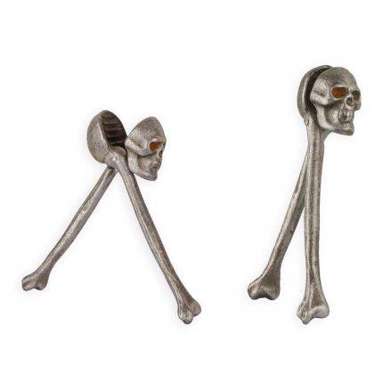 Paar Nussknacker mit Schädel aus Gusseisen, A PAIR OF  CAST IRON SKULL NUT CRACKERS