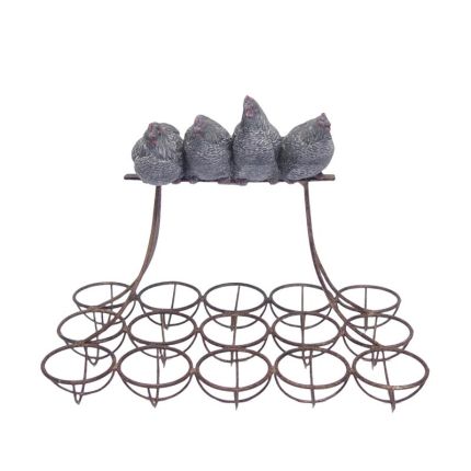 Ablage aus Polyresin für Eier mit Hennen als Dekoration, A WITH RESIN HENS MOUNTED IRON EGG RACK