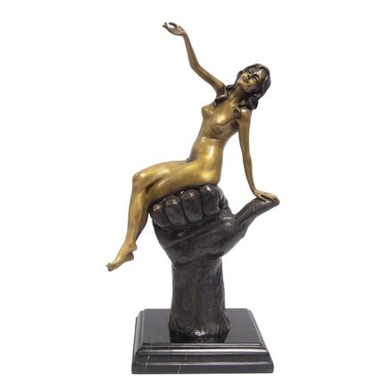 Moderne Bronzefigur weiblicher Akt, A BRONZE SCULPTURE OF A FEMALE NUDE SITTING ON A HAND