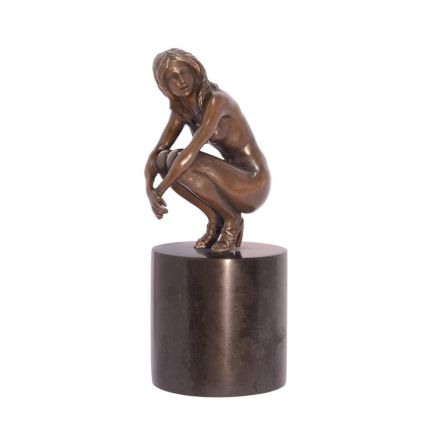 Bronzefigur weiblicher Akt, A BRONZE SCULPTURE OF A COWERING NUDE