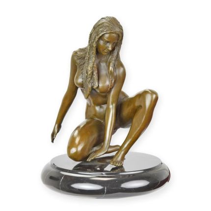 Bronzefigur weiblicher Akt, A BRONZE SCULPTURE OF A FEMALE NUDE