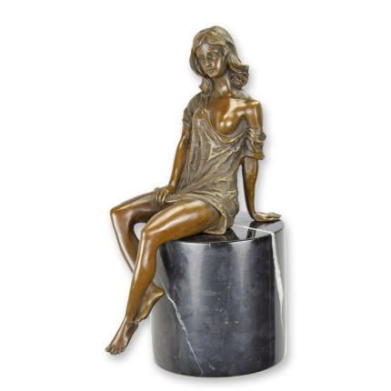 Halbnackte Bronzefigur, Frauenfigur, A BRONZE SCULPTURE OF A SEMI NUDE FEMALE