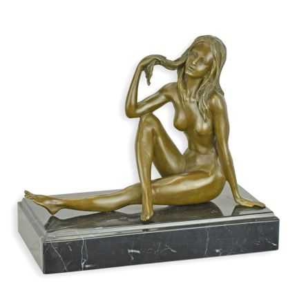 Bronzefigur weiblicher Akt, A BRONZE SCULPTURE OF A SITTING NUDE