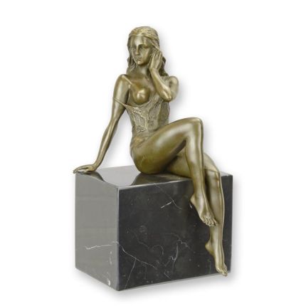 Bronzefigur weiblicher Akt - halbnackte Frau