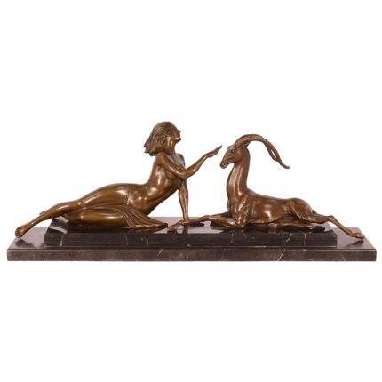 Bronzefigur Amazone mit Antilope, A BRONZE SCULPTURE OF AN AMAZONE WITH ANTILOPE