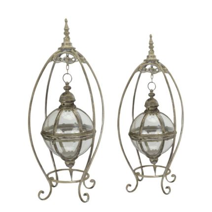 2er-Set hängende Zinnblech-Laternen in einem Ständer, A PAIR OF TIN HANGING LANTERNS ON STAND