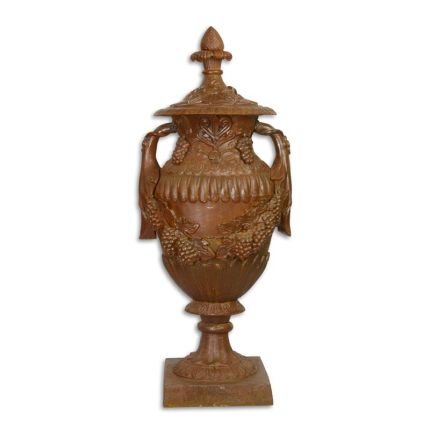 Gusseisenpokal, verziert, rostfarben, A CAST IRON ORNAMENTAL GARDEN URN ON STAND, RUST LOOK