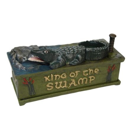 Mechanische Gusseisen-Spardose mit Krokodilfigur, A CAST IRON KING OF THE SWAMP MECHANICAL BANK