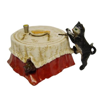 Mechanische Gusseisen-Spardose mit Katzenfigur, A CAST IRON CAT AND FISH MECHANICAL BANK