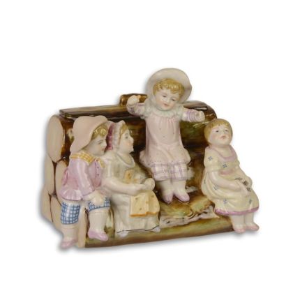 Kleine Box mit Mädchenfiguren aus Porzellan, A PORCELAIN STORAGE BOX