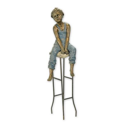 Polyresinfigur Junge, Kinderfigur, Jungenfigur, A RESIN SCULPTURE OF A LITTLE BOY ON STOOL