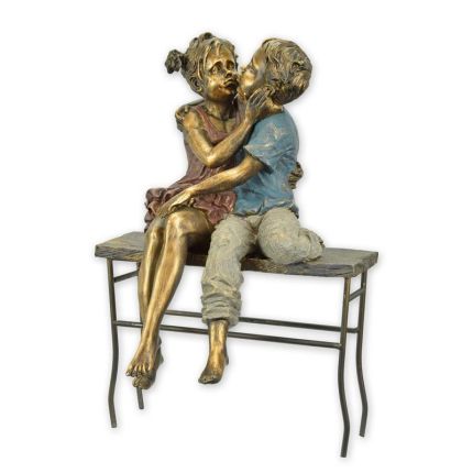 Polyresinfigur küssendes Pärchen, A RESIN FIGURINE OF A KISSING COUPLE