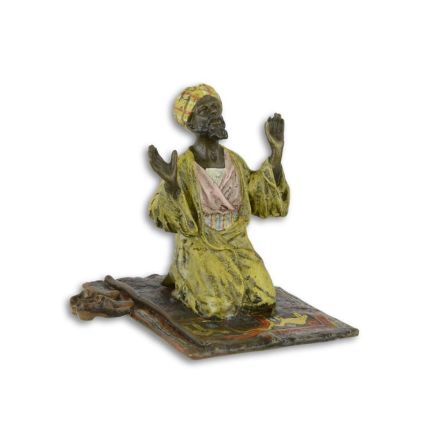 Bronzefigur betender Mann, A BRONZE SCULPTURE OF A PRAYER ON RUG